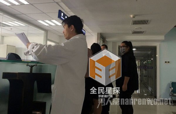 据爆料，与张铁林“滴血验亲”的即为图中戴着眼镜和口罩的女孩。