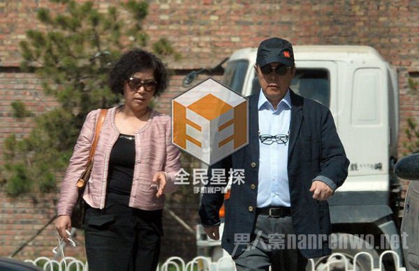 张铁林与墨镜女同行