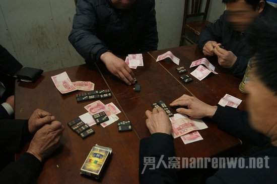 男子遭性感女同学设局 喝掺冰毒饮料两小时赌输18万