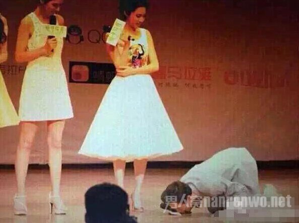 何炅跪地亲舞台