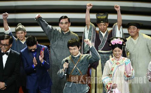 《我是路人甲》剧组的群演们振臂高呼“电影万岁”