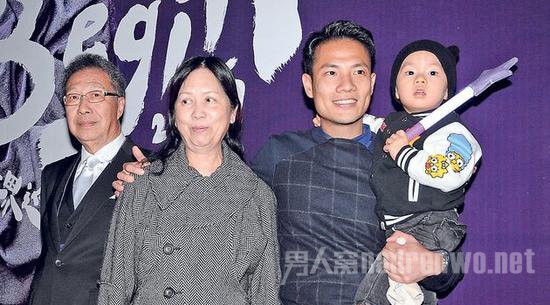 杨千嬅的父母、老公丁子高及儿子Torres现身捧场