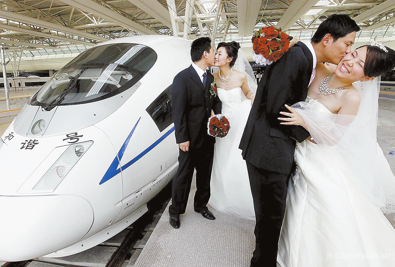 “和谐号”高速列车旁拥抱亲吻，也是醉的!