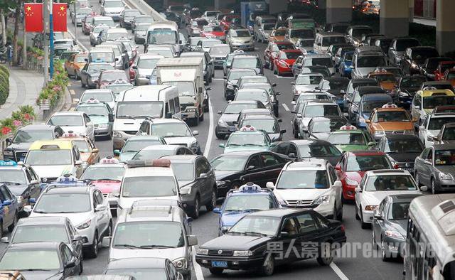 拥堵路段应减少加塞避免矛盾