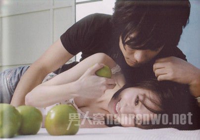女人脱衣