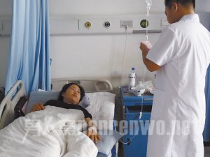 躺在病床上的崔老师
