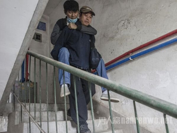 王纯平现在惟一能干的、也是不得不干的体力活，就是背着儿子下楼去输血