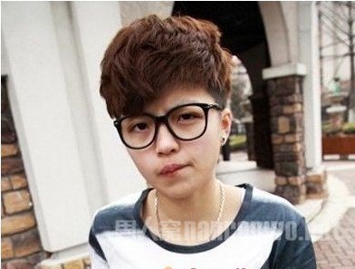 深棕染发色纹理烫发