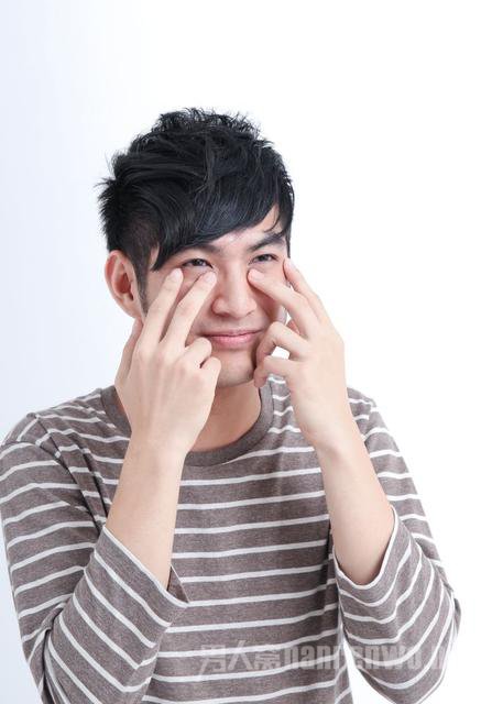 消除眼袋动作