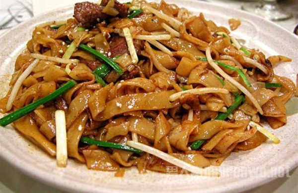 ɳţstir-fried rice noodles with beef