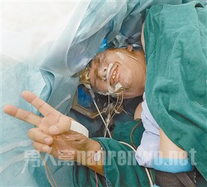 内地股民在“开颅手术”时与医生聊股票(图)