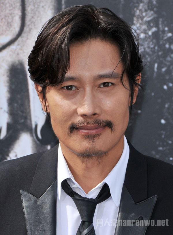 李秉宪现身留胡子男人味足