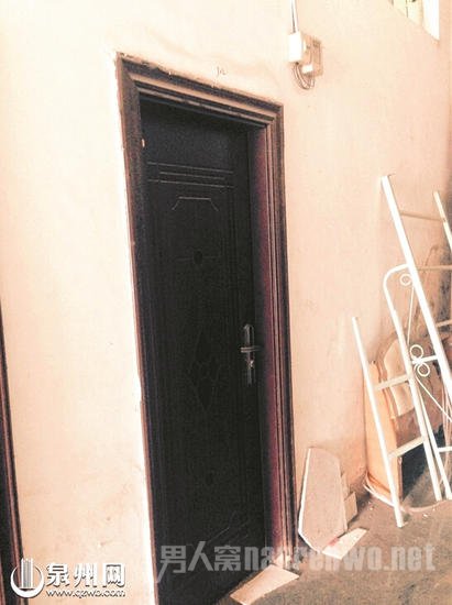 平时夫妻就住在工厂宿舍楼三楼房间