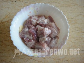 猪肉里加入盐，生姜和生粉抓匀腌制4小时