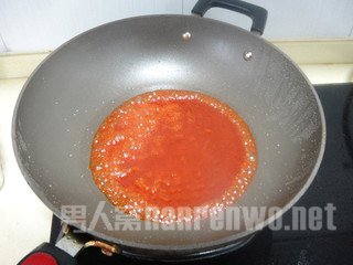 倒出全部油开中火倒入酱料汁煮开