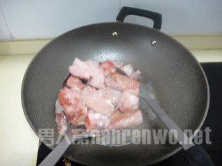 煎炸至颜色微黄捞起