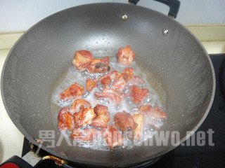　等油温升高后再把肋排倒入煎炸至颜色金红捞起控油