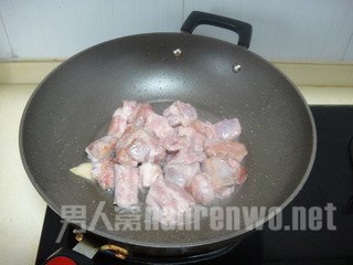 油温5分热把腌制过的肋排捞起倒入