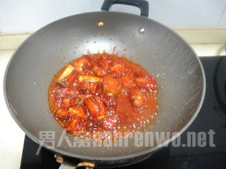 　再把排骨倒入翻炒均匀煮至汁水浓稠后熄火出锅