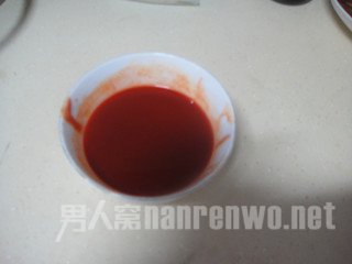 　　把糖醋辣酱加入3汤匙清水调匀备用