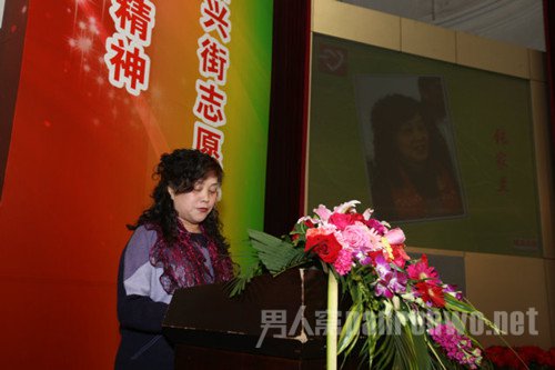 张家兰在社区志愿者走进校园活动中作为志愿者代表发言