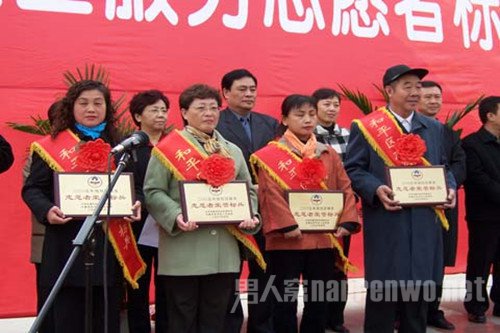 在和平区第十七届社区服务志愿者标兵表彰大会上，张家兰荣获志愿者荣誉标兵称号(左一为张家兰)