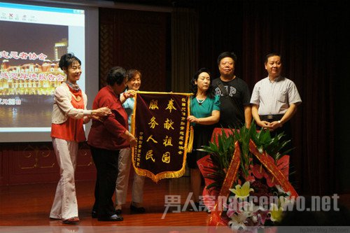 张家兰(图左三)接过了天津市志愿者协会授予的奖牌