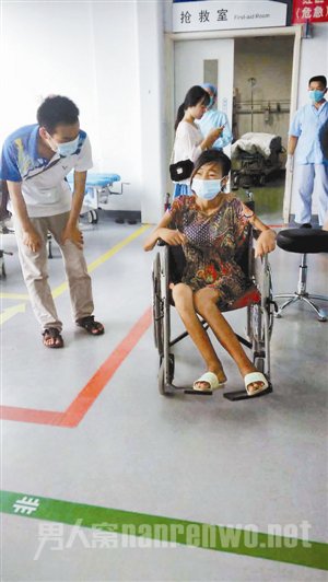 患病女孩流落街头不愿回家 爱心网友出手相助