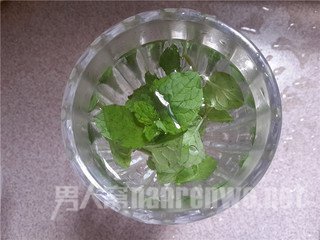 洗干净后放入杯中加饮水机开水。