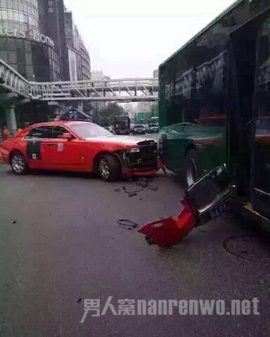 鸟叔乘坐的劳斯劳斯撞上公交