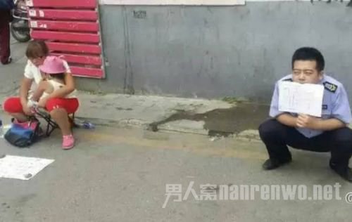 女子抱小孩上医院乞讨 保安在一旁举牌揭骗