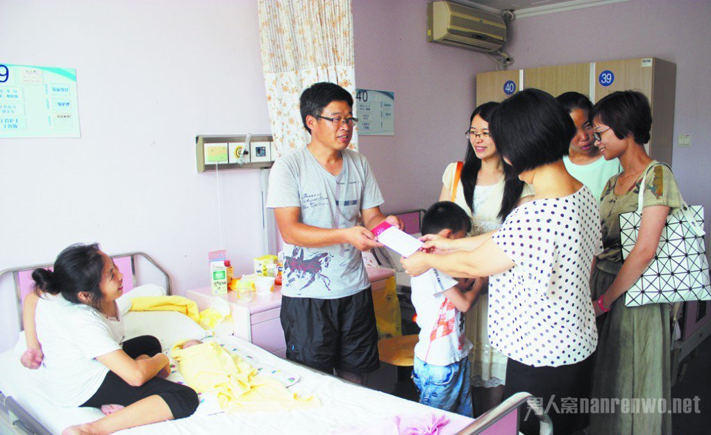 佝偻病高龄产妇冒险产子丈夫急白头 青岛人民献爱心