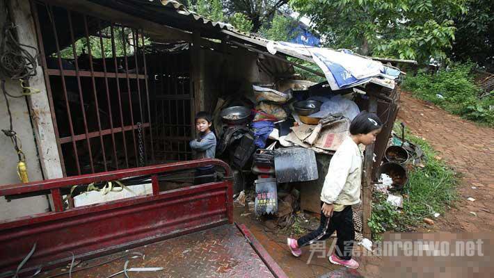 路路的家非常简陋，父母就靠收废旧品挣点收入