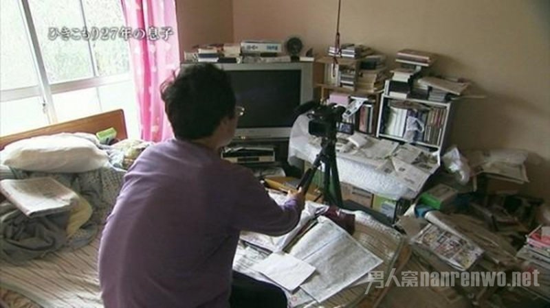 可怜老母亲还要照顾日本第一宅男