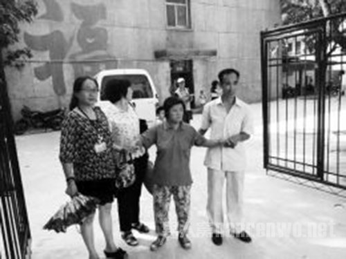 老哥老姐接“老小妹”回家