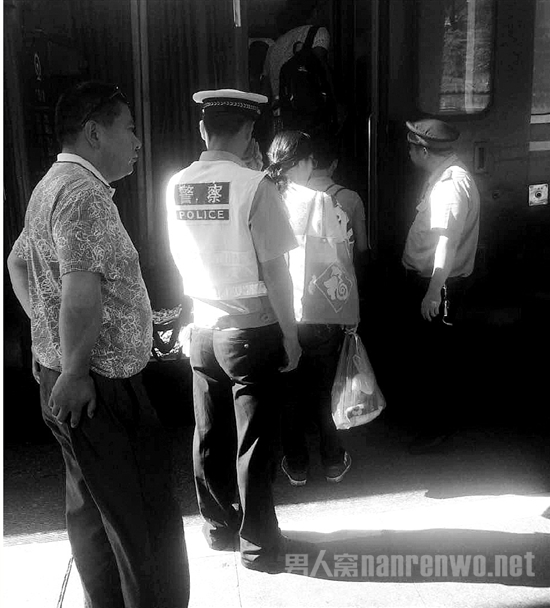 交警买票送高铁站流浪三四天的香港姑娘回家