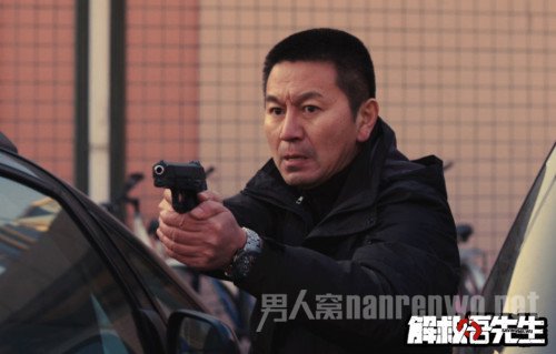 持枪抓捕犯人