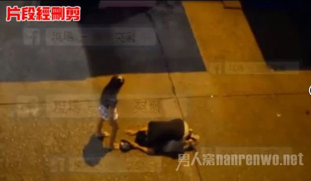 脚踩向男友的头