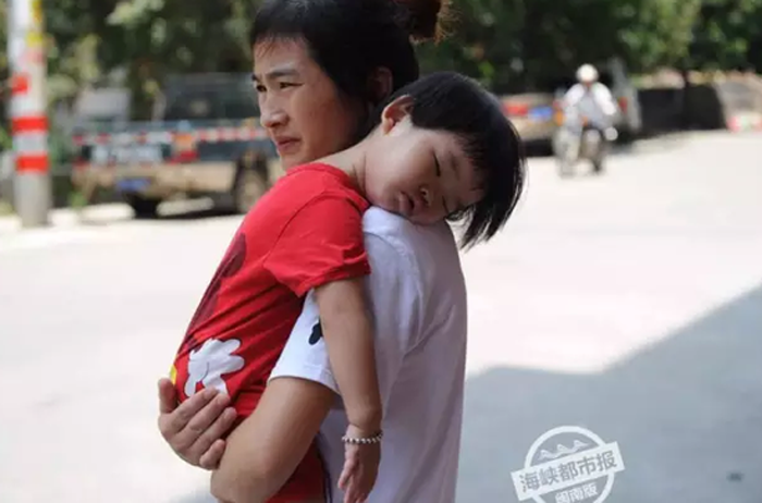 两岁的女儿小文正倒在妈妈肩头酣睡