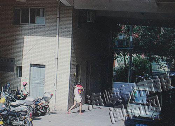 监控拍下偷抱小孩画面