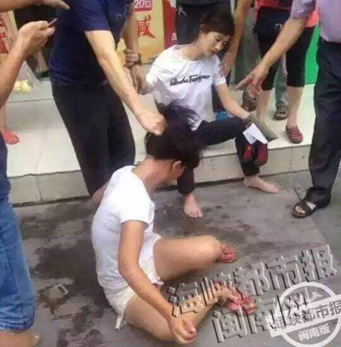 当日图为罗妈妈追上穿短裤的妇女，两人扭打在一起