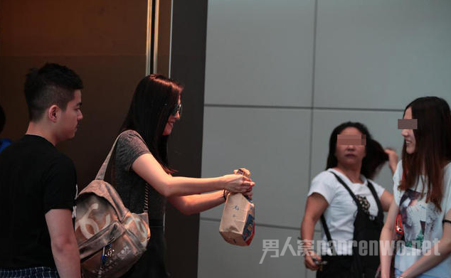 排队为女粉丝购买食物