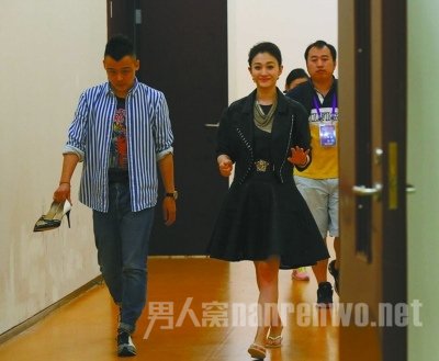 李小冉“欢喜”出嫁 直击婚登全程