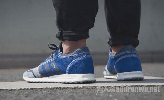  adidas Originals 撞色运动鞋蓝款