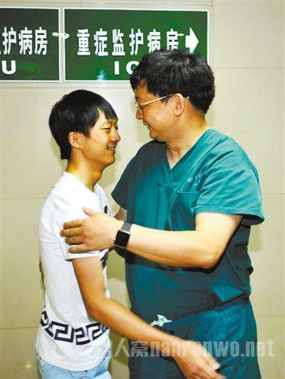昨日，19岁的谷桥(左)拥抱救过自己的医生