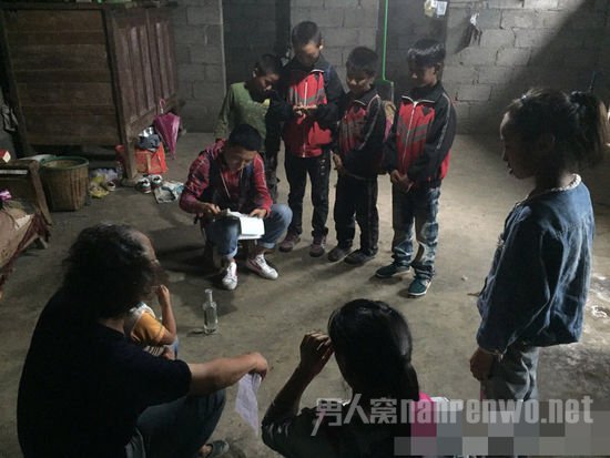 志愿者们在木苦依五木家里