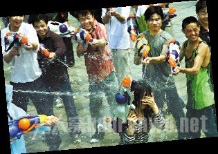 一群男人围住一个女人狂射