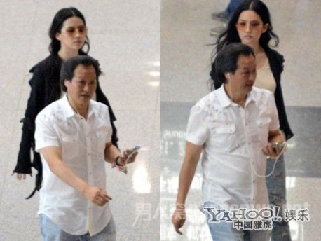 刘亦菲与干爹并步齐行