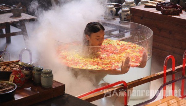 袁姗姗透明浴缸中泡澡再现西红柿蛋汤澡 绝了!