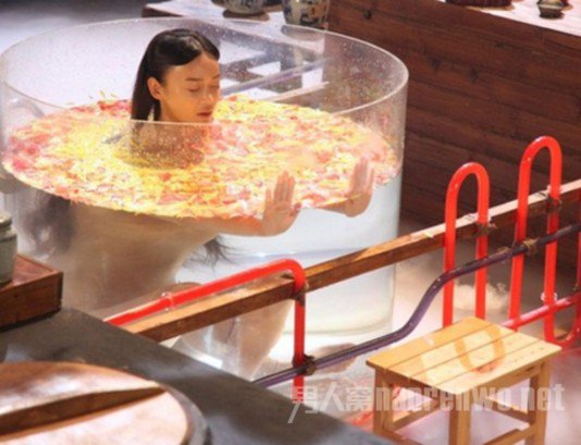 袁姗姗透明浴缸中泡澡再现西红柿蛋汤澡